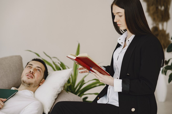 How a Therapist Can Help You Navigate Everyday Life Challenges